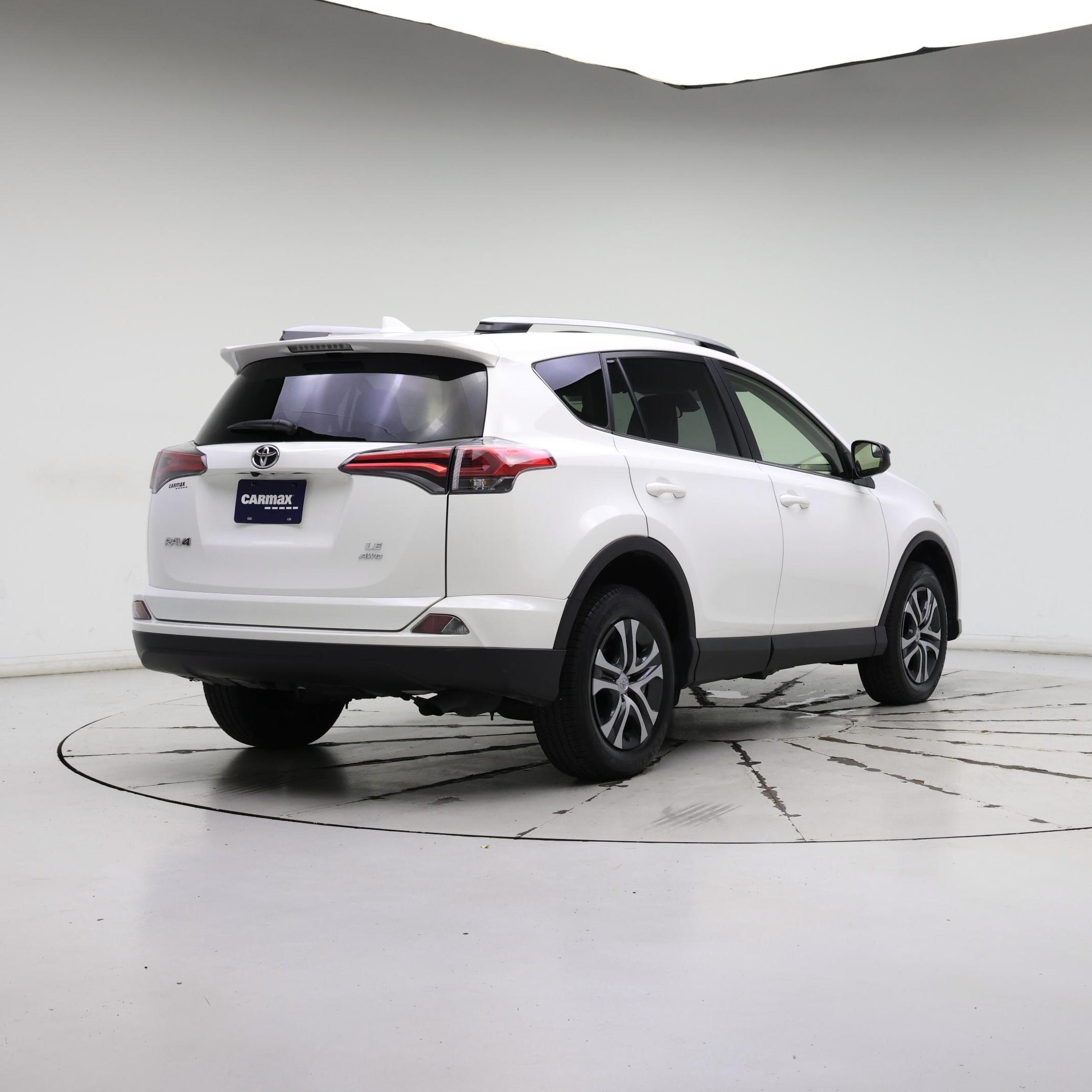 Thumbnail: 2017 Toyota RAV4 - 8