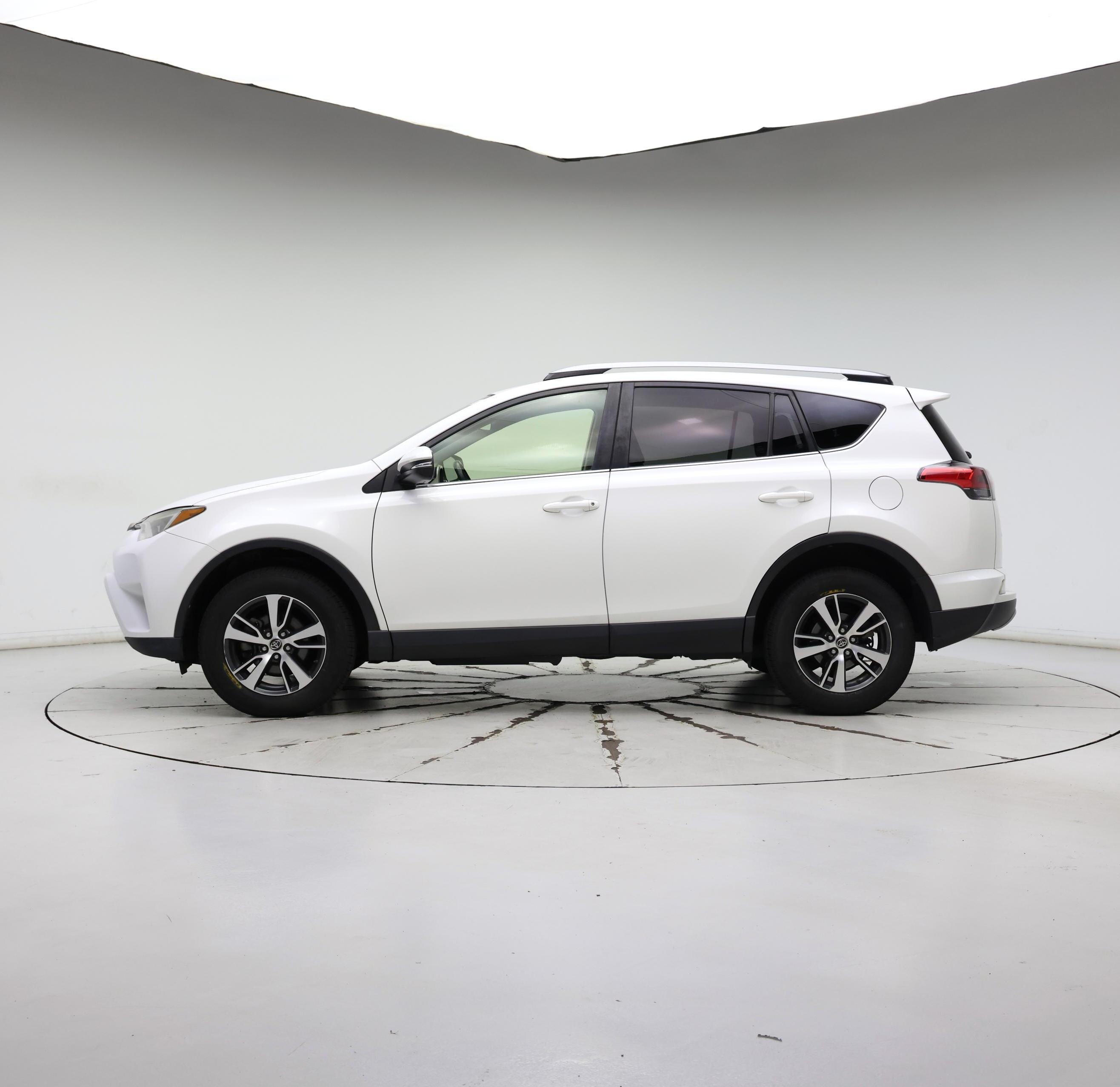 Thumbnail: 2018 Toyota RAV4 - 3