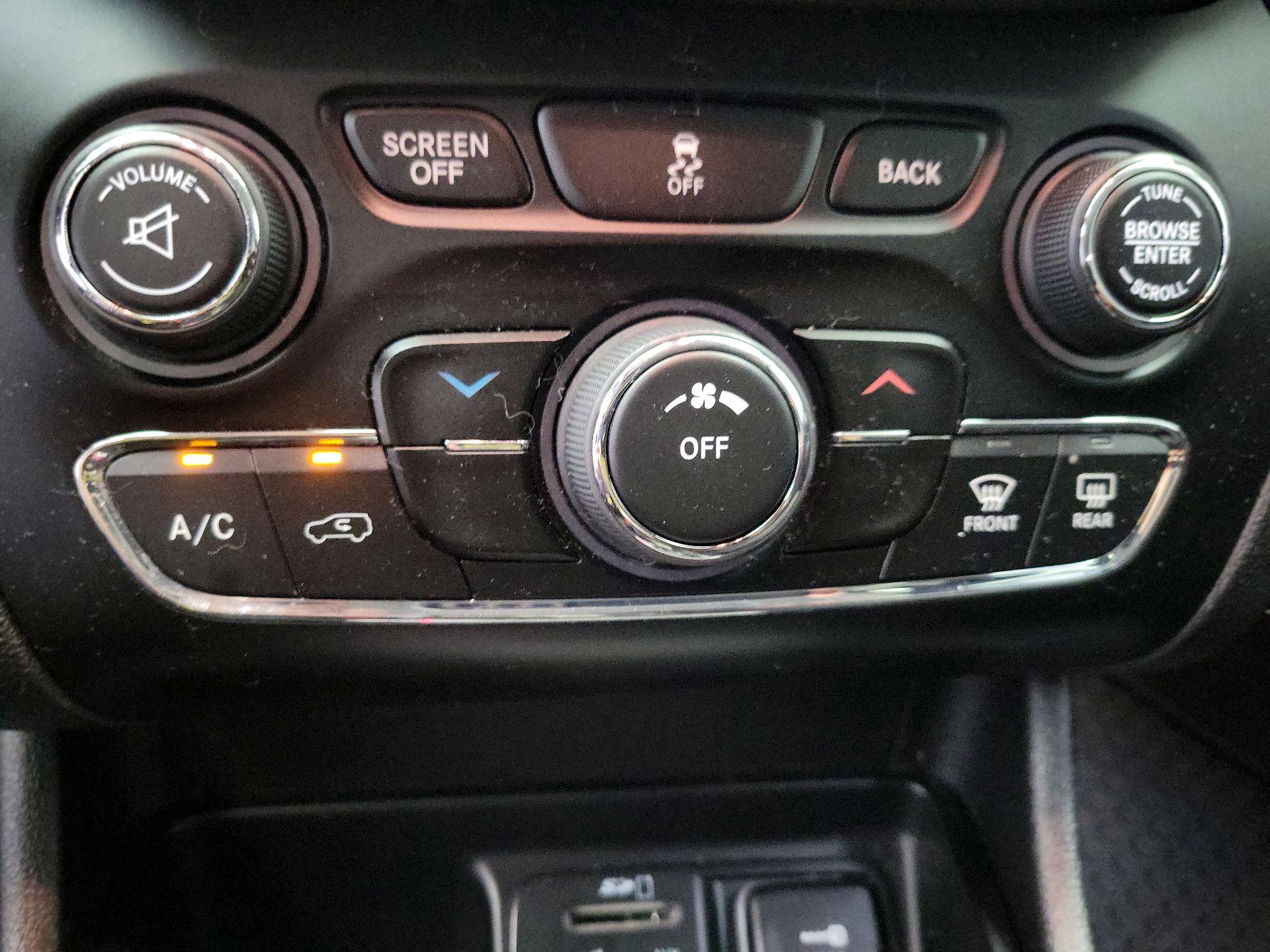 Thumbnail: 2017 Jeep Cherokee - 15
