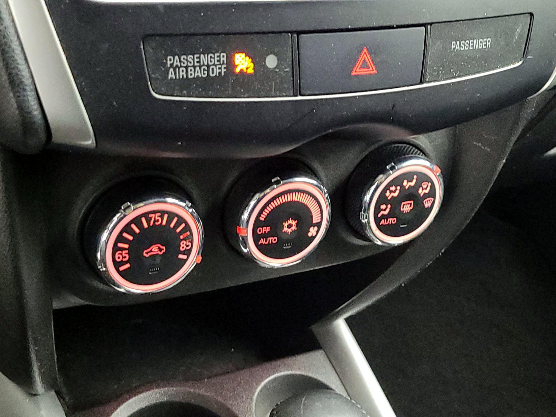 Thumbnail: 2014 Mitsubishi Outlander Sport - 16