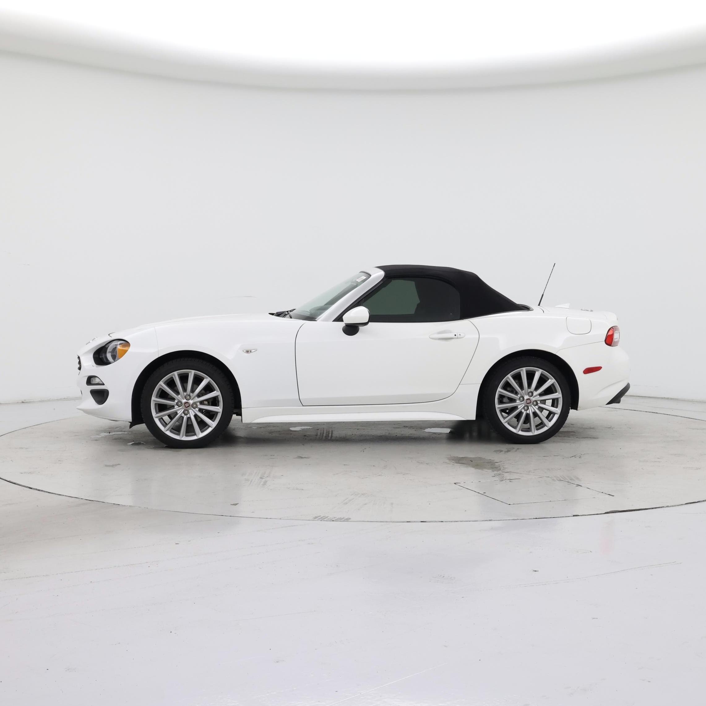 Thumbnail: 2018 Fiat 124 Spider - 3