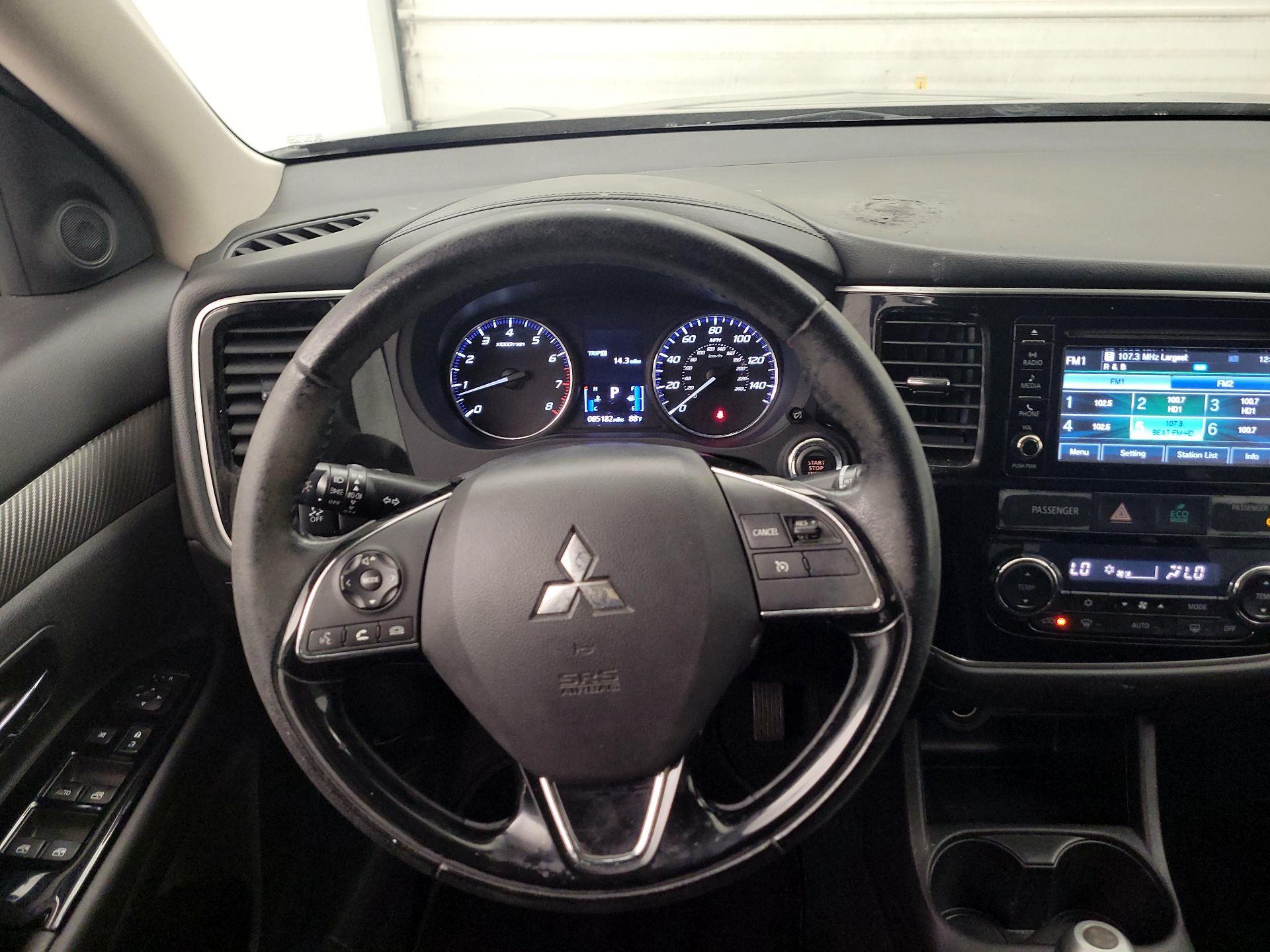 Thumbnail: 2016 Mitsubishi Outlander - 10