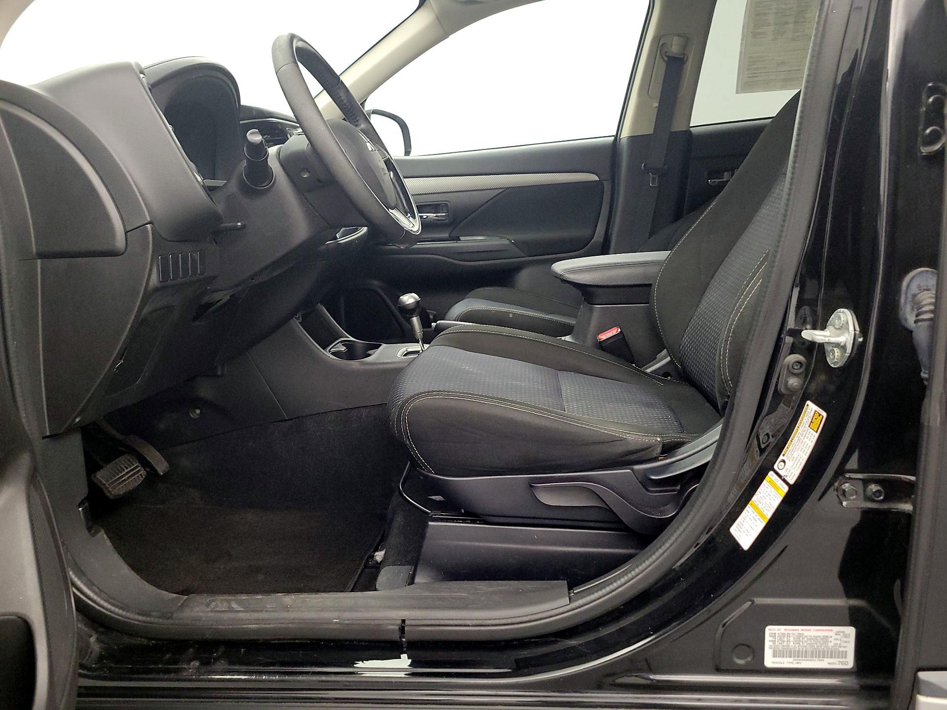Thumbnail: 2016 Mitsubishi Outlander - 11