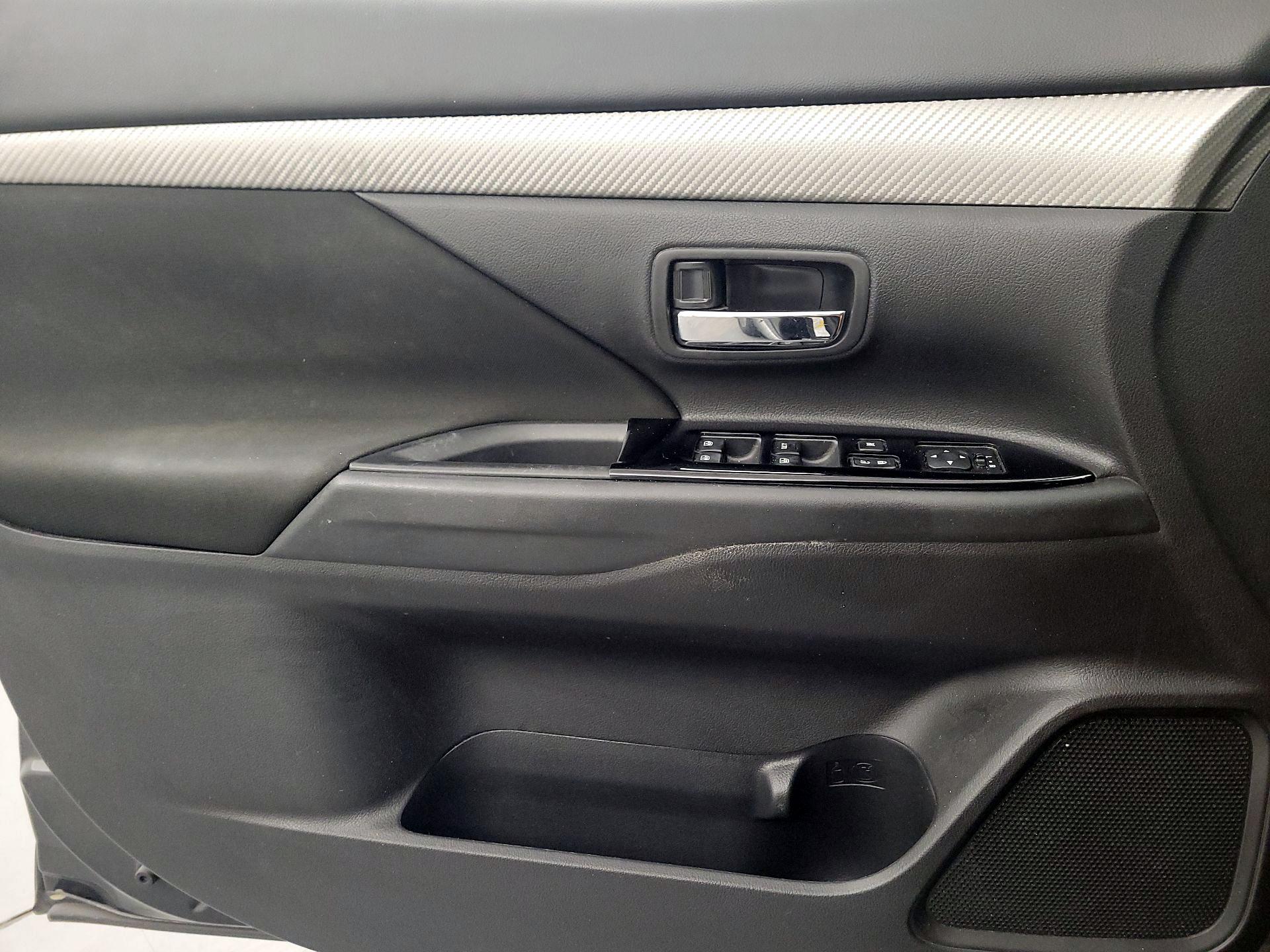 Thumbnail: 2016 Mitsubishi Outlander - 12