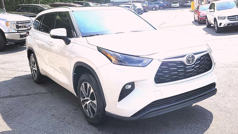 2021 Toyota Highlander XLE Hero Image
