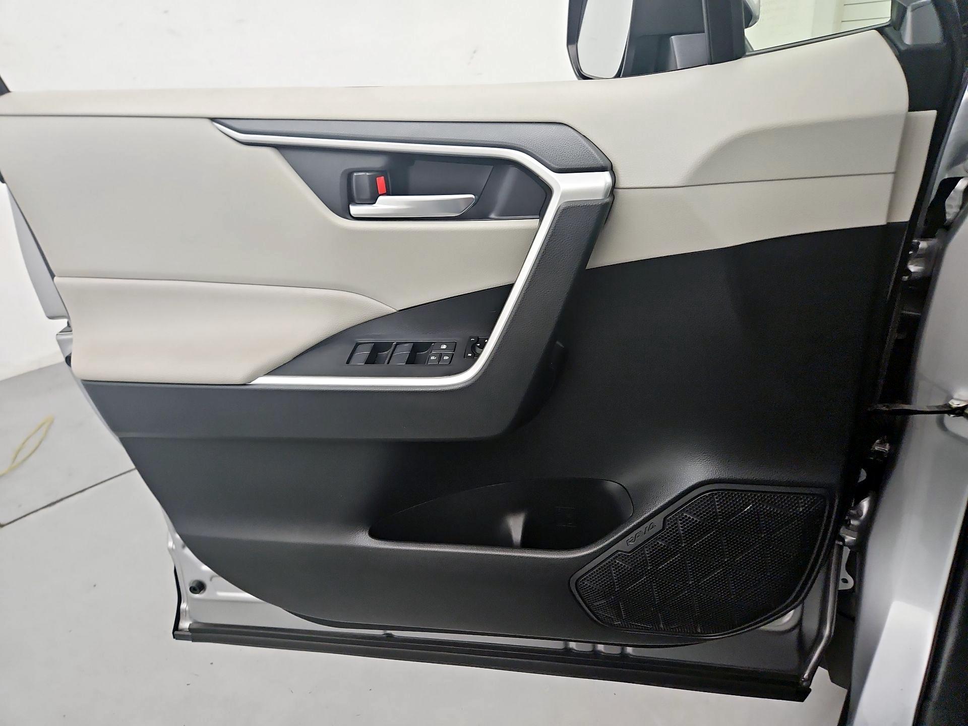 Thumbnail: 2019 Toyota RAV4 - 12