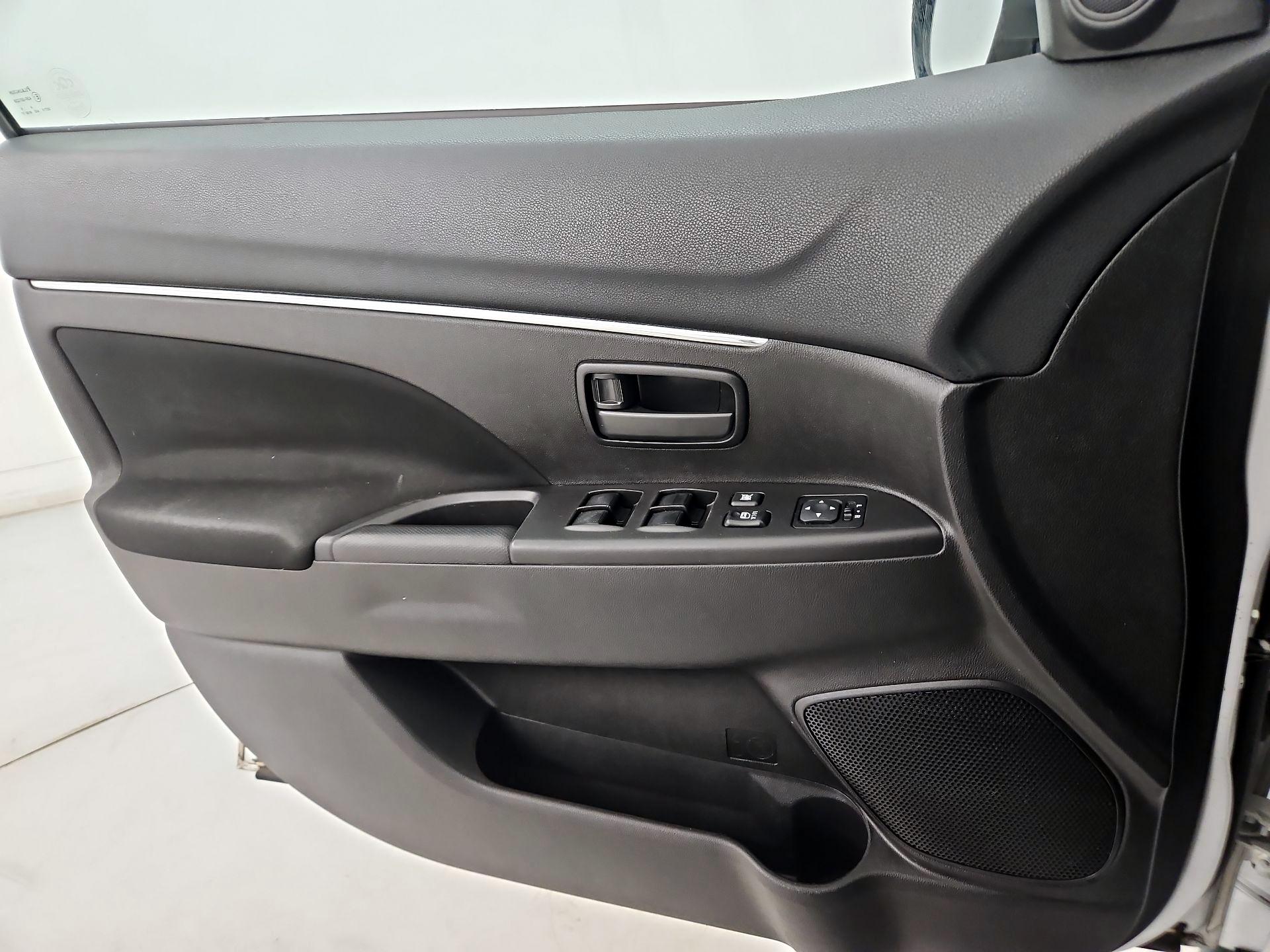 Thumbnail: 2015 Mitsubishi Outlander Sport - 12