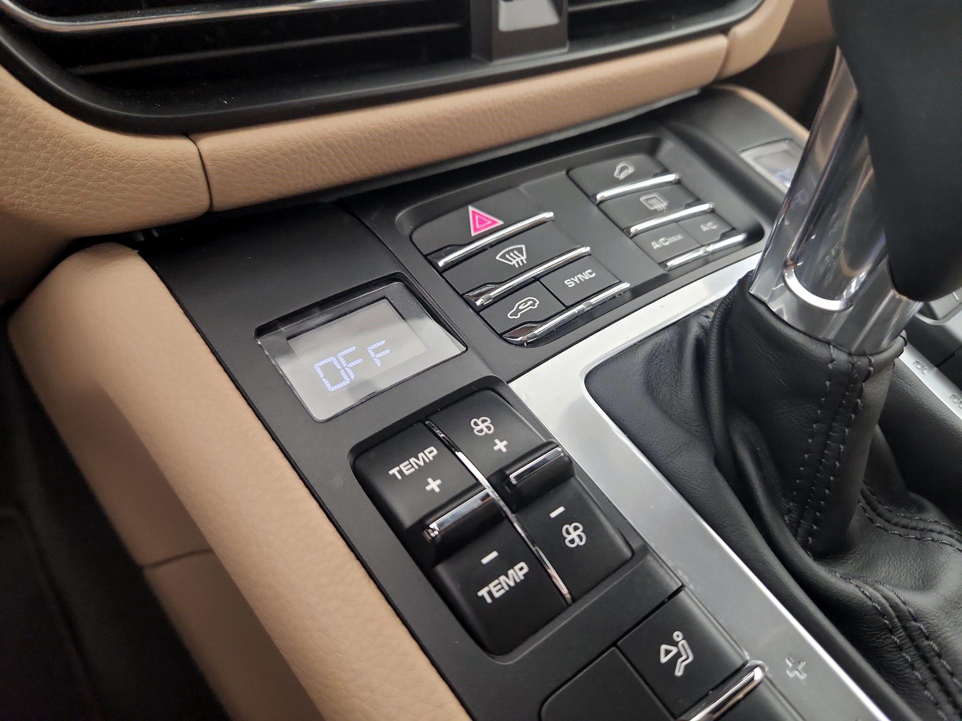 Thumbnail: 2021 Porsche Macan - 16
