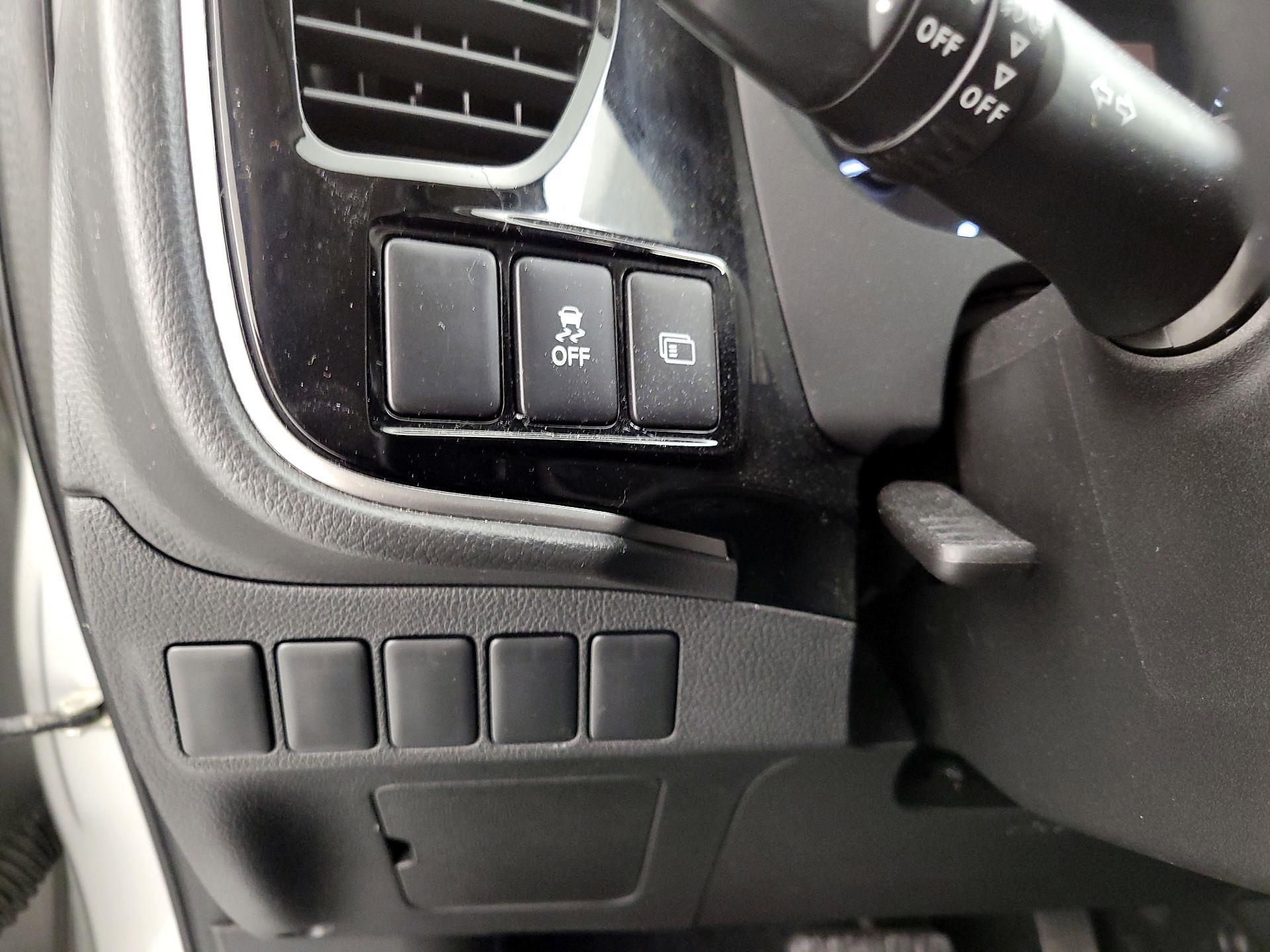 Thumbnail: 2018 Mitsubishi Outlander - 13