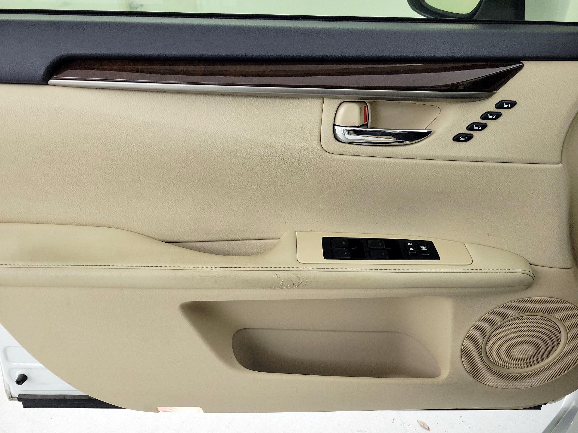 Thumbnail: 2013 Lexus ES - 12