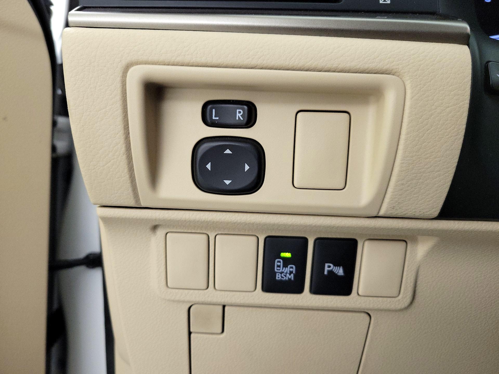 Thumbnail: 2013 Lexus ES - 13