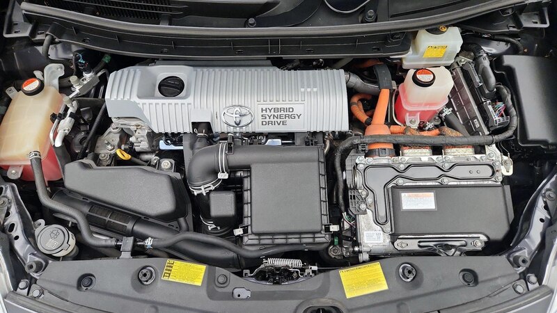 2015 Toyota Prius Two 21