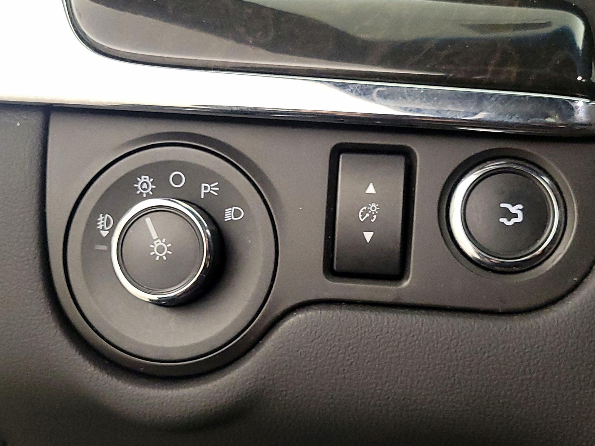 Thumbnail: 2015 Lincoln MKS - 13