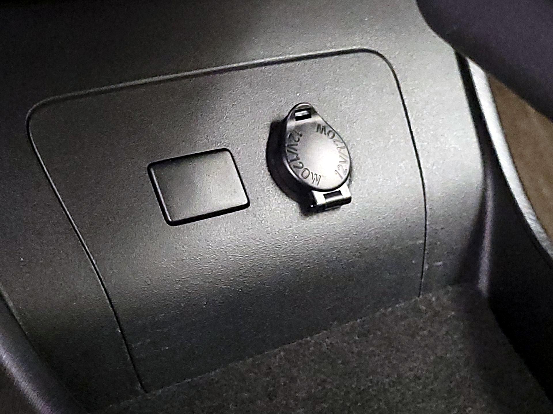 Thumbnail: 2015 Toyota Prius - 18