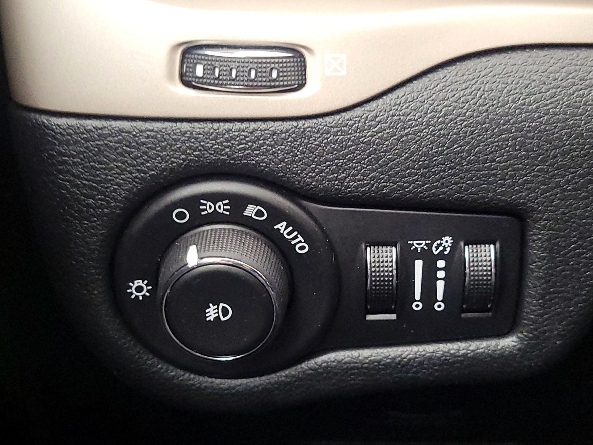Thumbnail: 2016 Jeep Cherokee - 13