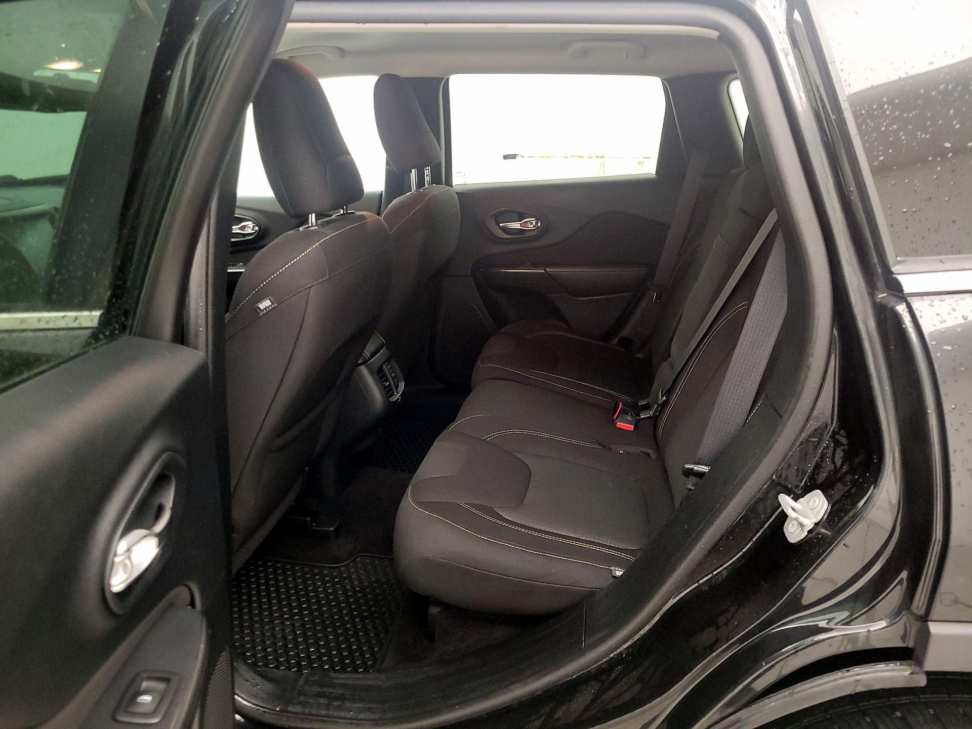 Thumbnail: 2016 Jeep Cherokee - 19