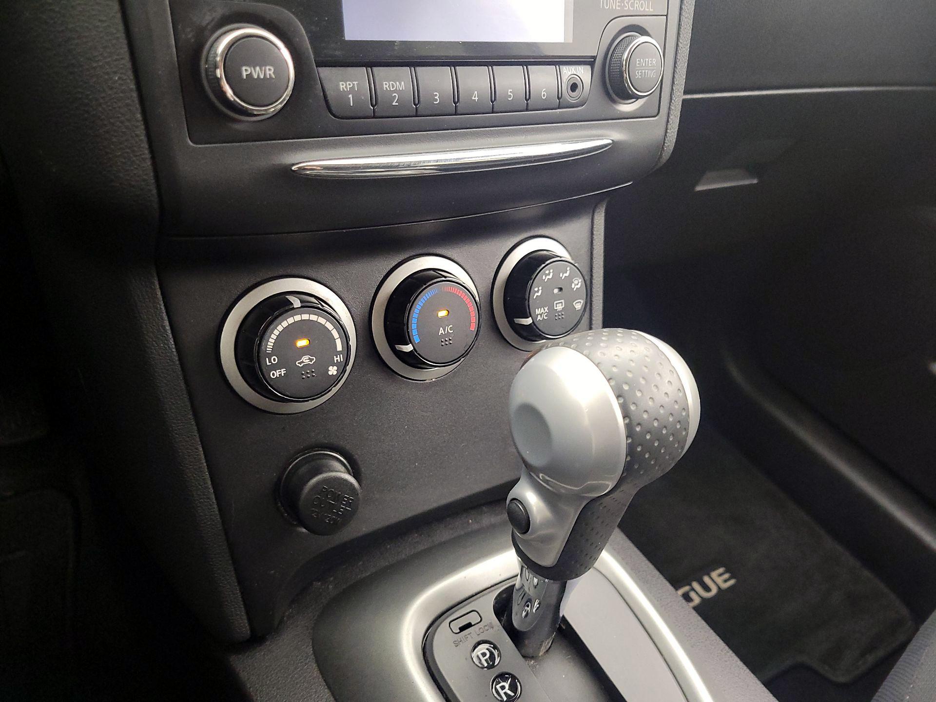 Thumbnail: 2015 Nissan Rogue - 16