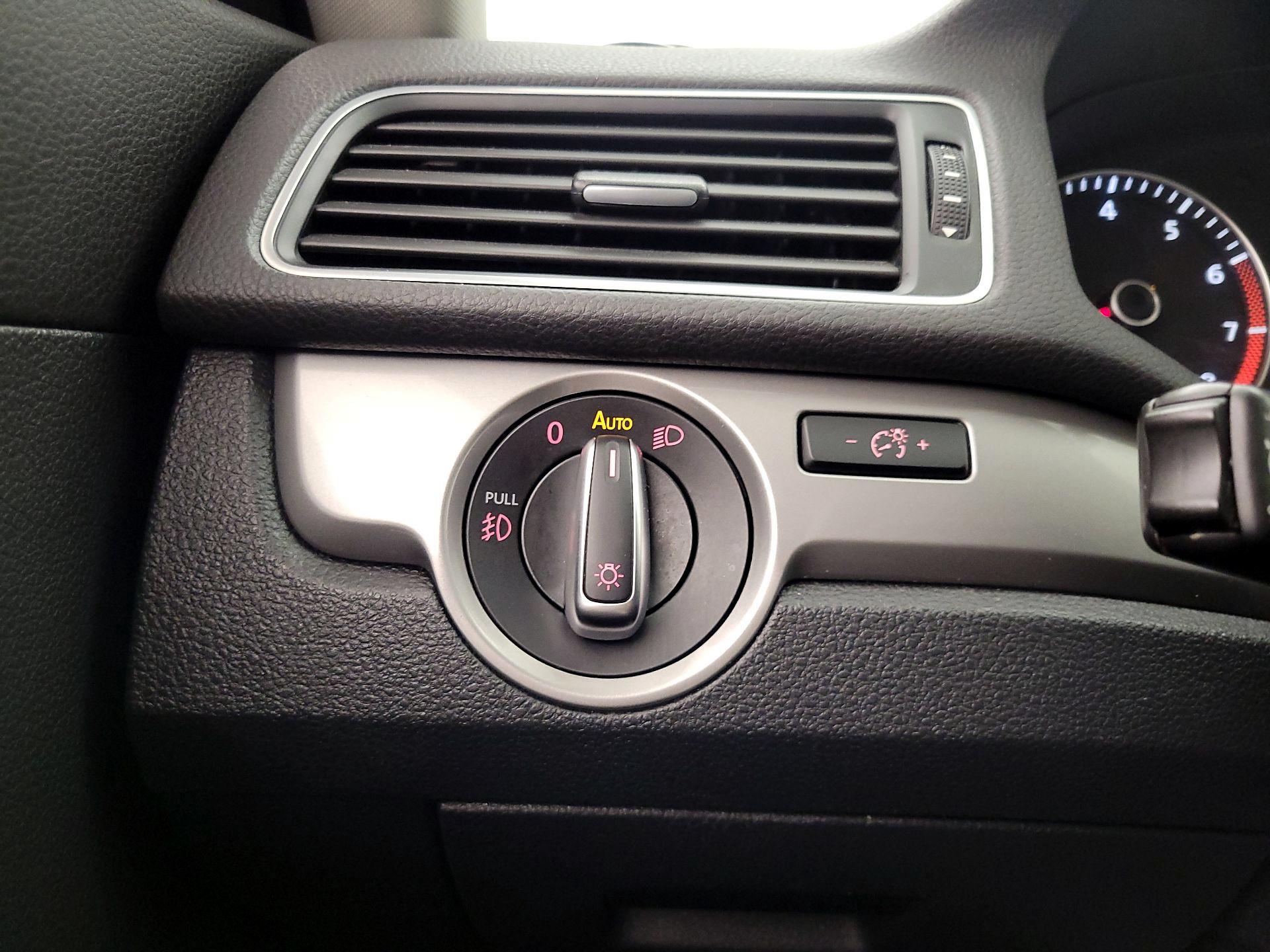 Thumbnail: 2015 Volkswagen Passat - 13