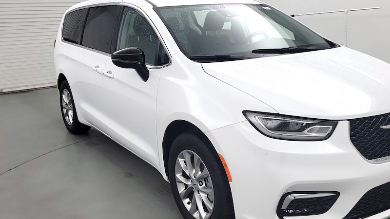 2024 Chrysler Pacifica Touring L Hero Image