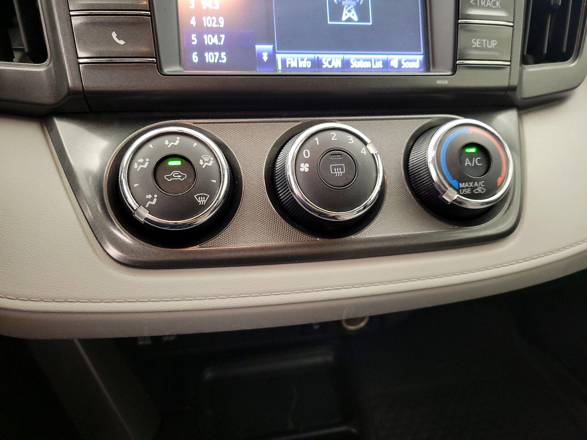 Thumbnail: 2015 Toyota RAV4 - 16