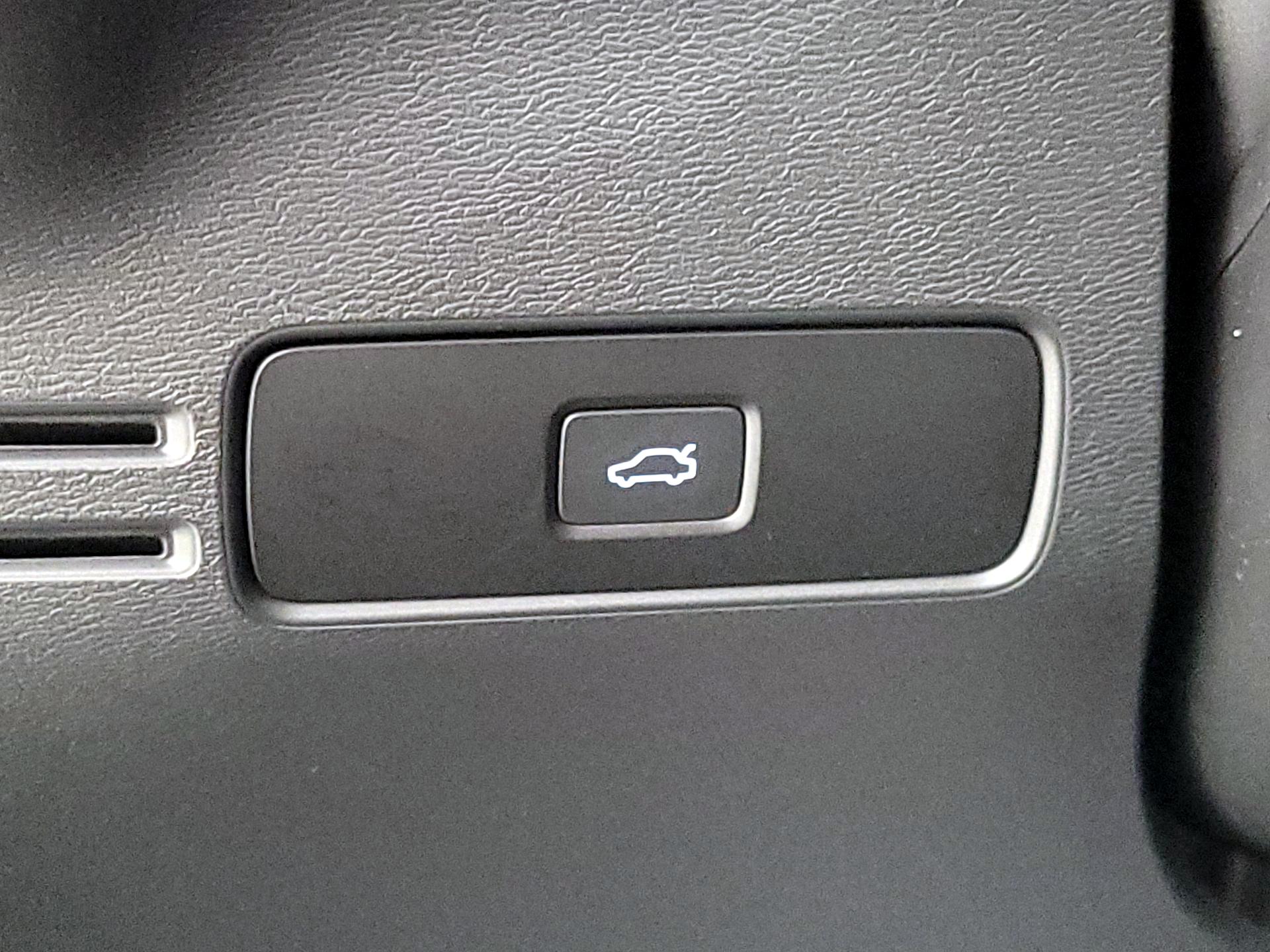 Thumbnail: 2024 Volvo XC40 - 13