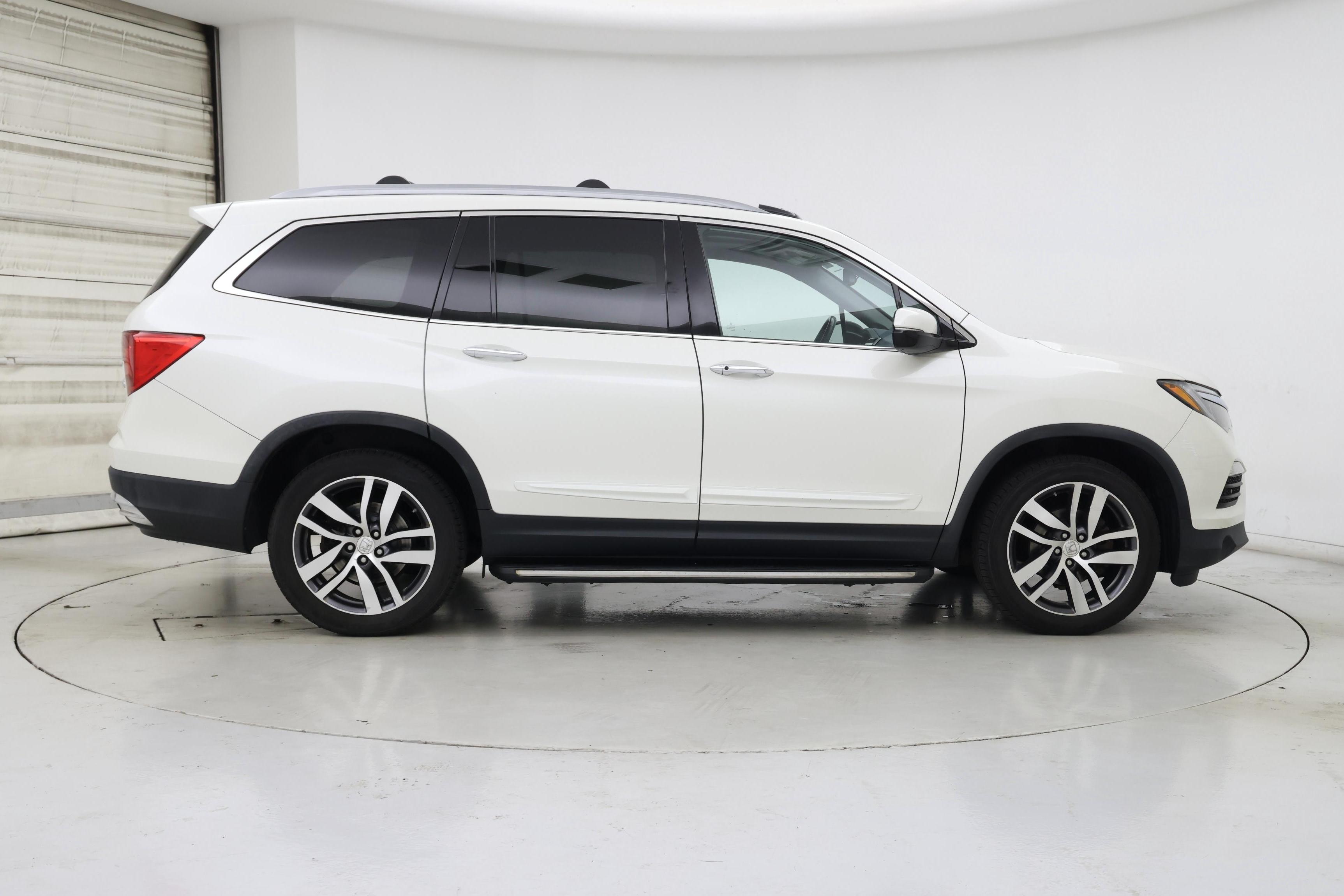 Thumbnail: 2017 Honda Pilot - 7