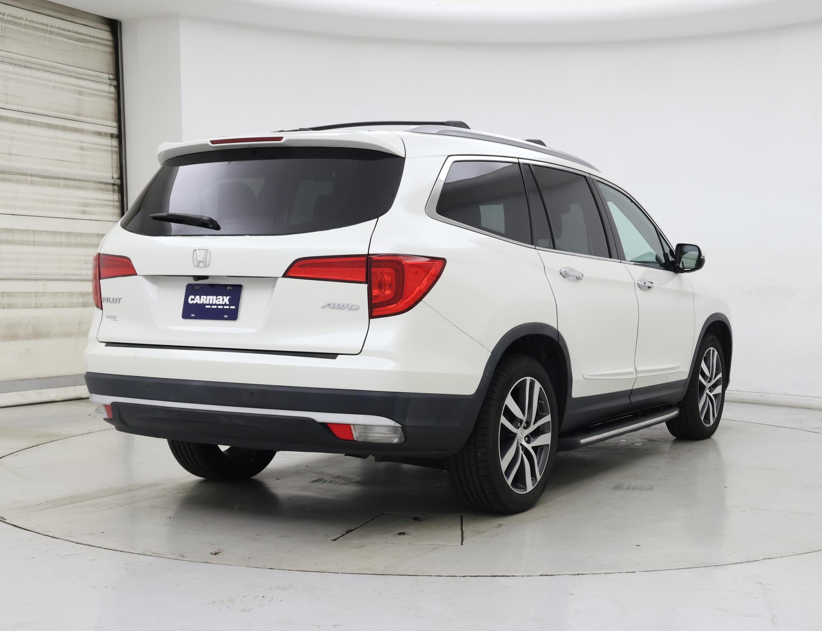 Thumbnail: 2017 Honda Pilot - 8