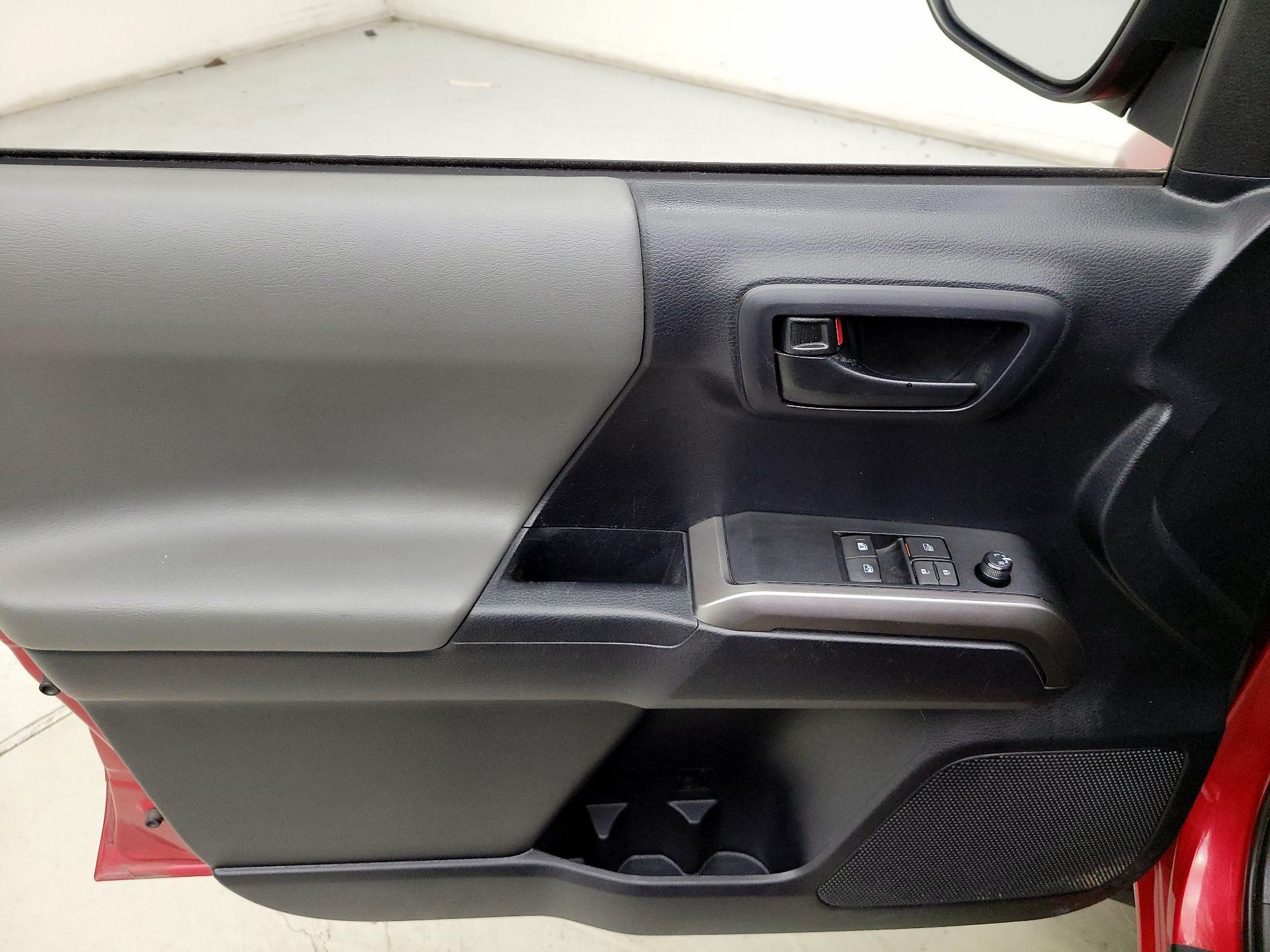 Thumbnail: 2019 Toyota Tacoma - 12