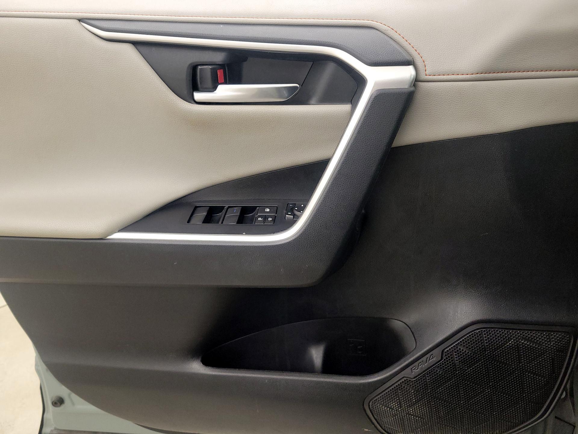 Thumbnail: 2020 Toyota RAV4 - 12