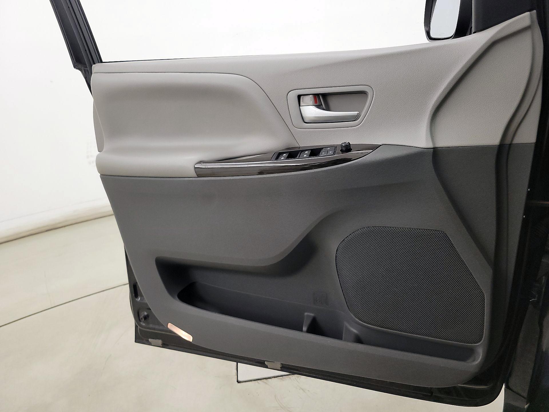 Thumbnail: 2015 Toyota Sienna - 12