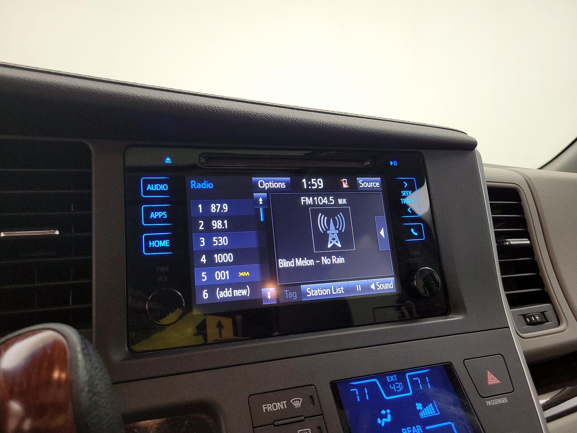 Thumbnail: 2015 Toyota Sienna - 16
