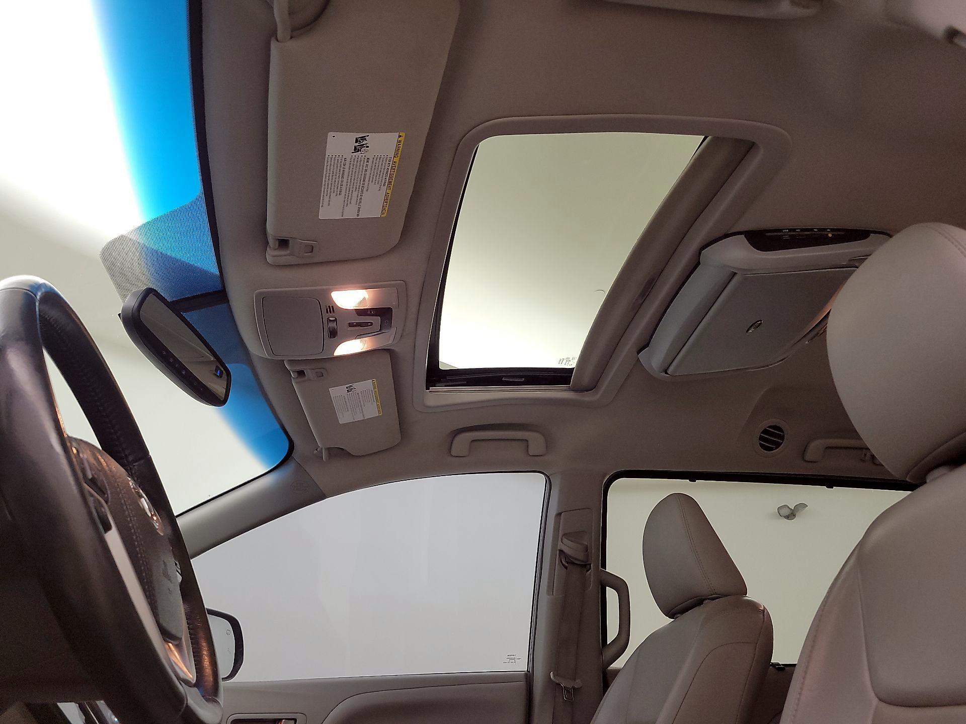 Thumbnail: 2015 Toyota Sienna - 20