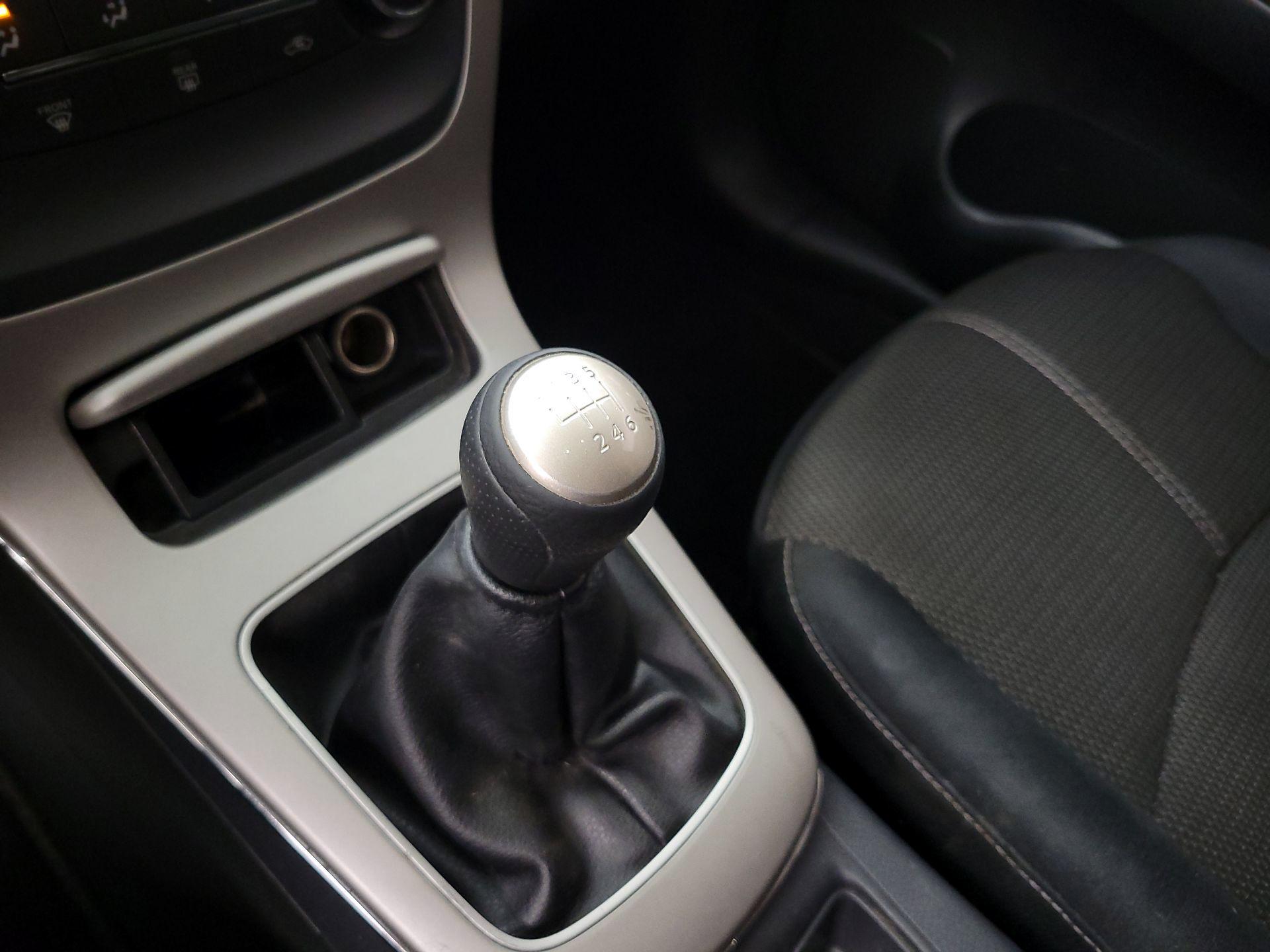 Thumbnail: 2015 Nissan Sentra - 16