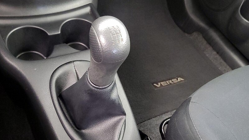 2015 Nissan Versa S 16