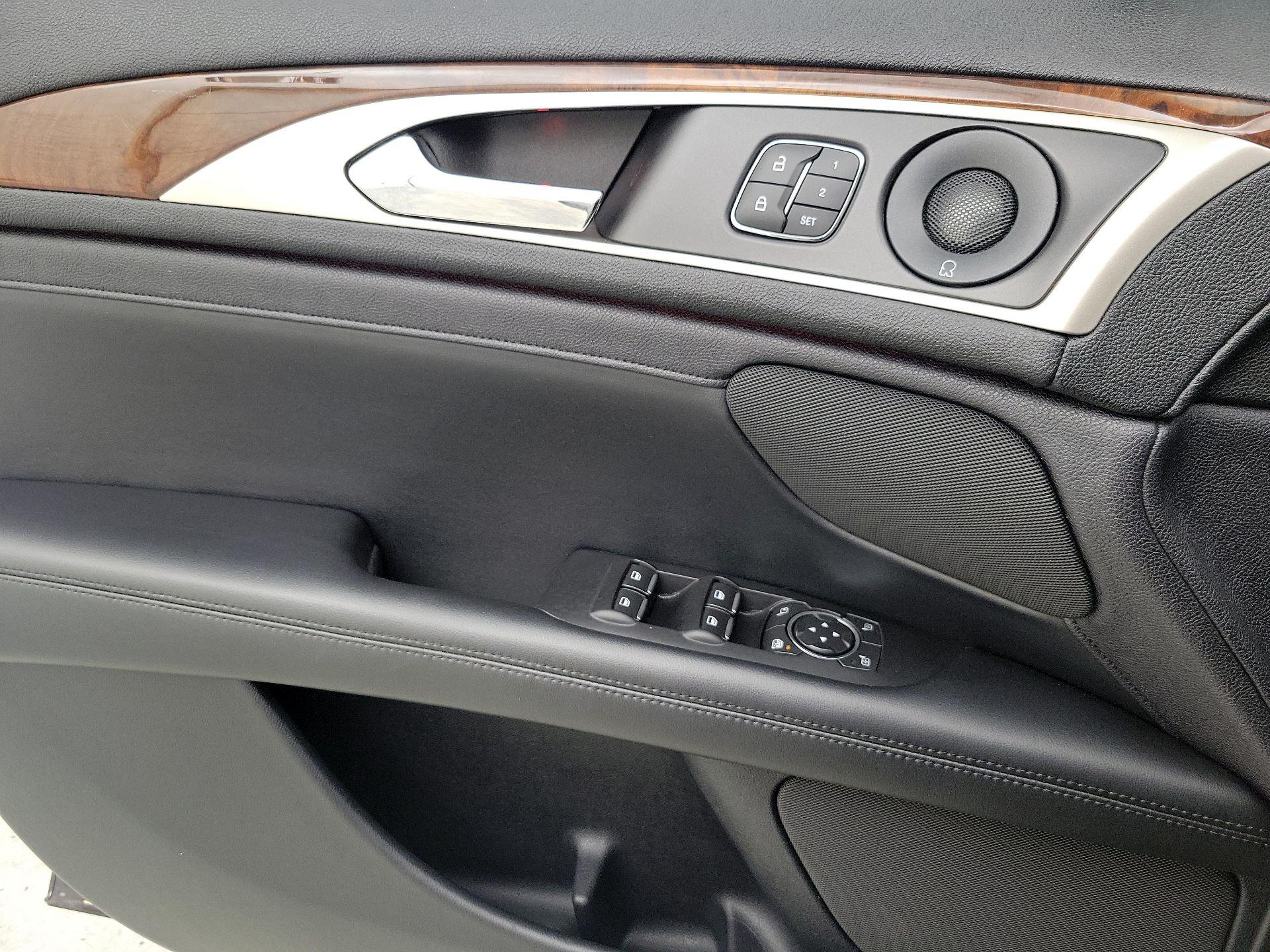 Thumbnail: 2020 Lincoln MKZ - 12