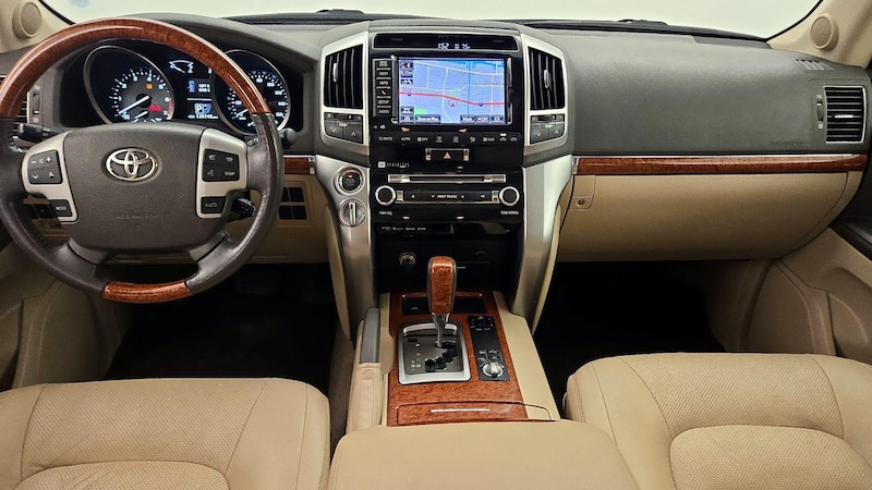 2013 Toyota Land Cruiser  9