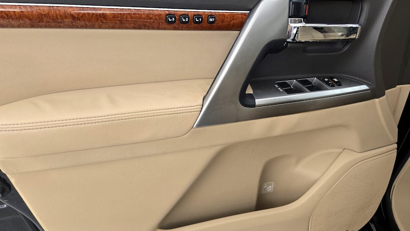 2013 Toyota Land Cruiser  12