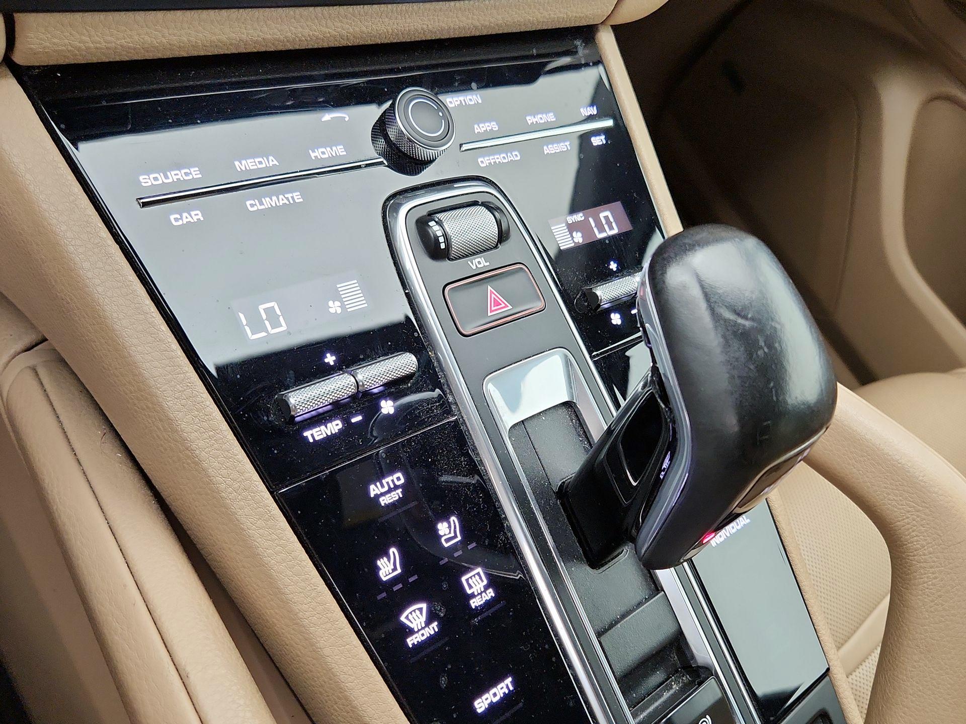 Thumbnail: 2020 Porsche Cayenne - 17