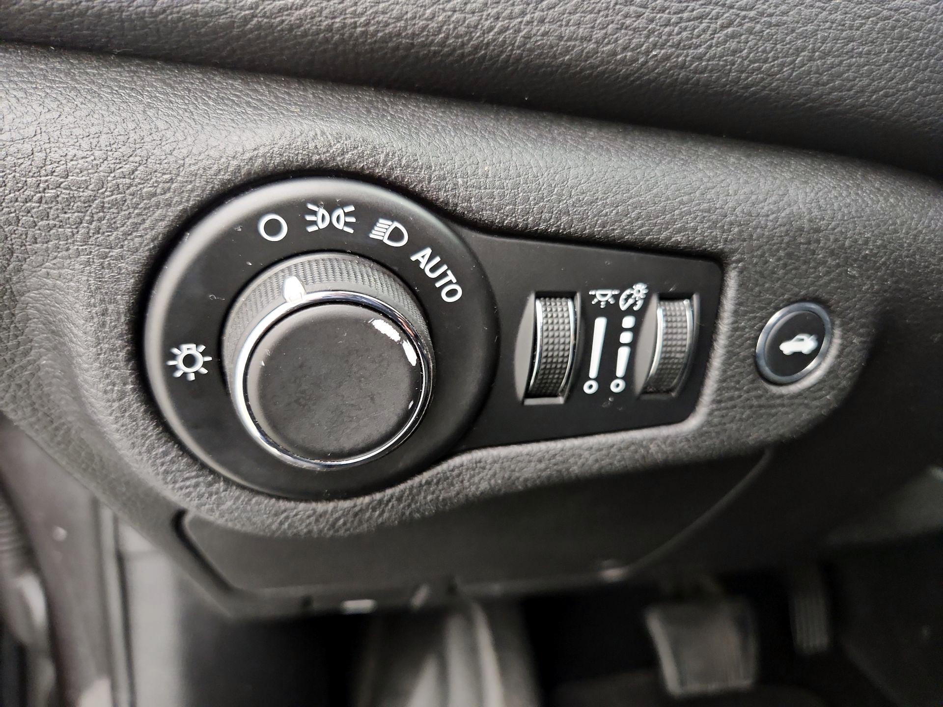Thumbnail: 2015 Chrysler 200 - 13