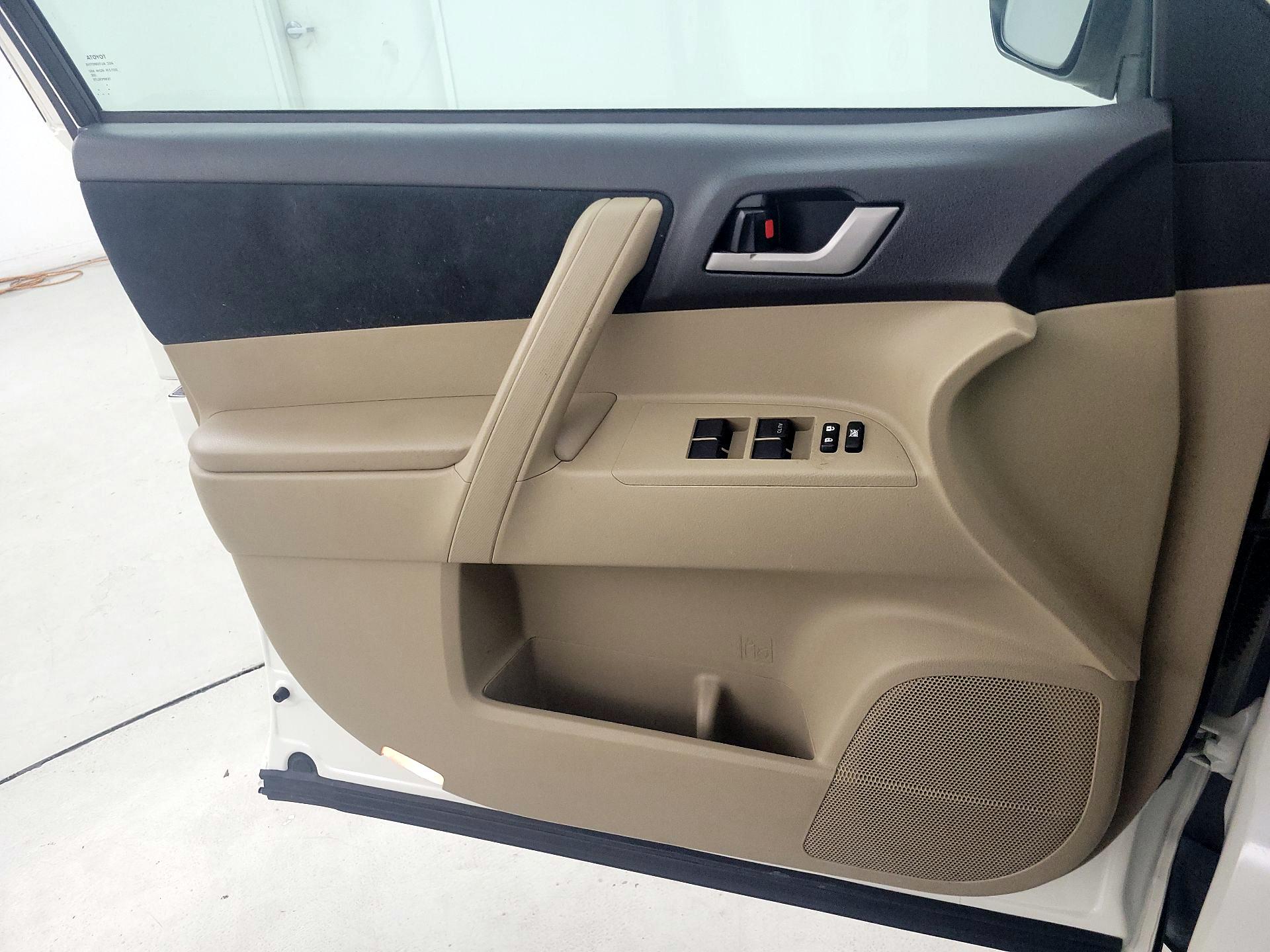 Thumbnail: 2013 Toyota Highlander - 12