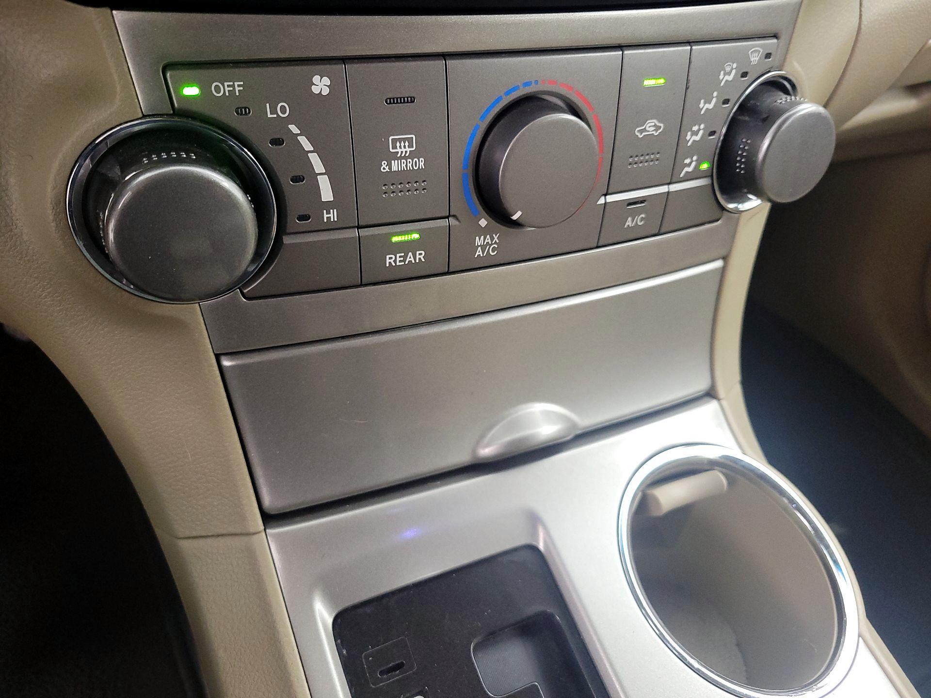 Thumbnail: 2013 Toyota Highlander - 16