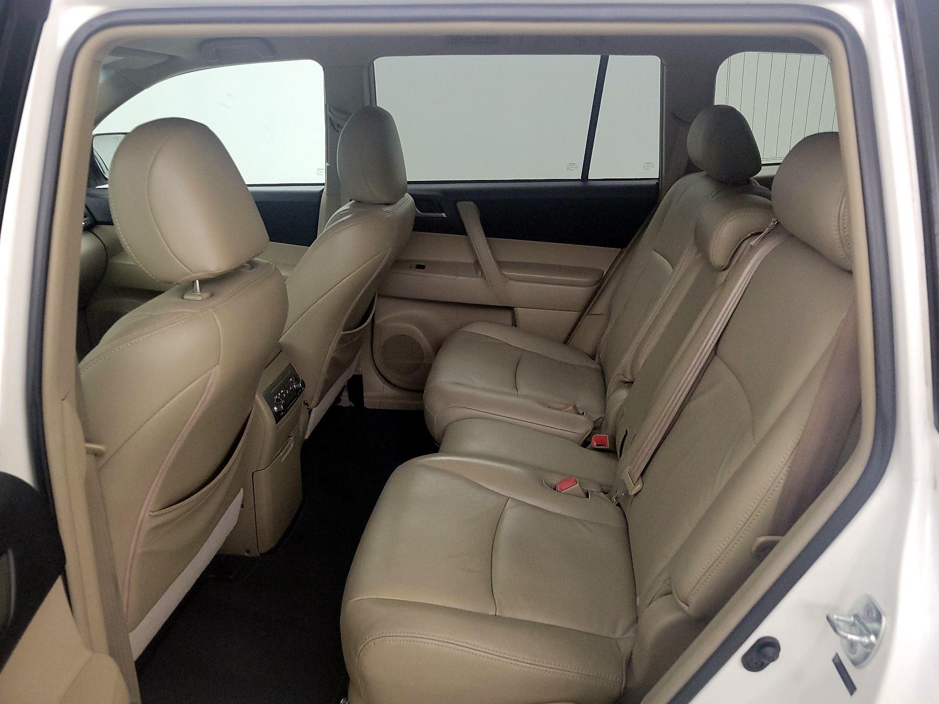 Thumbnail: 2013 Toyota Highlander - 19