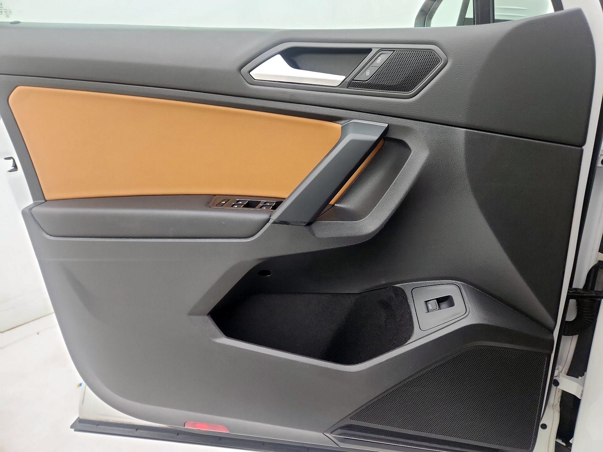 Thumbnail: 2019 Volkswagen Tiguan - 12