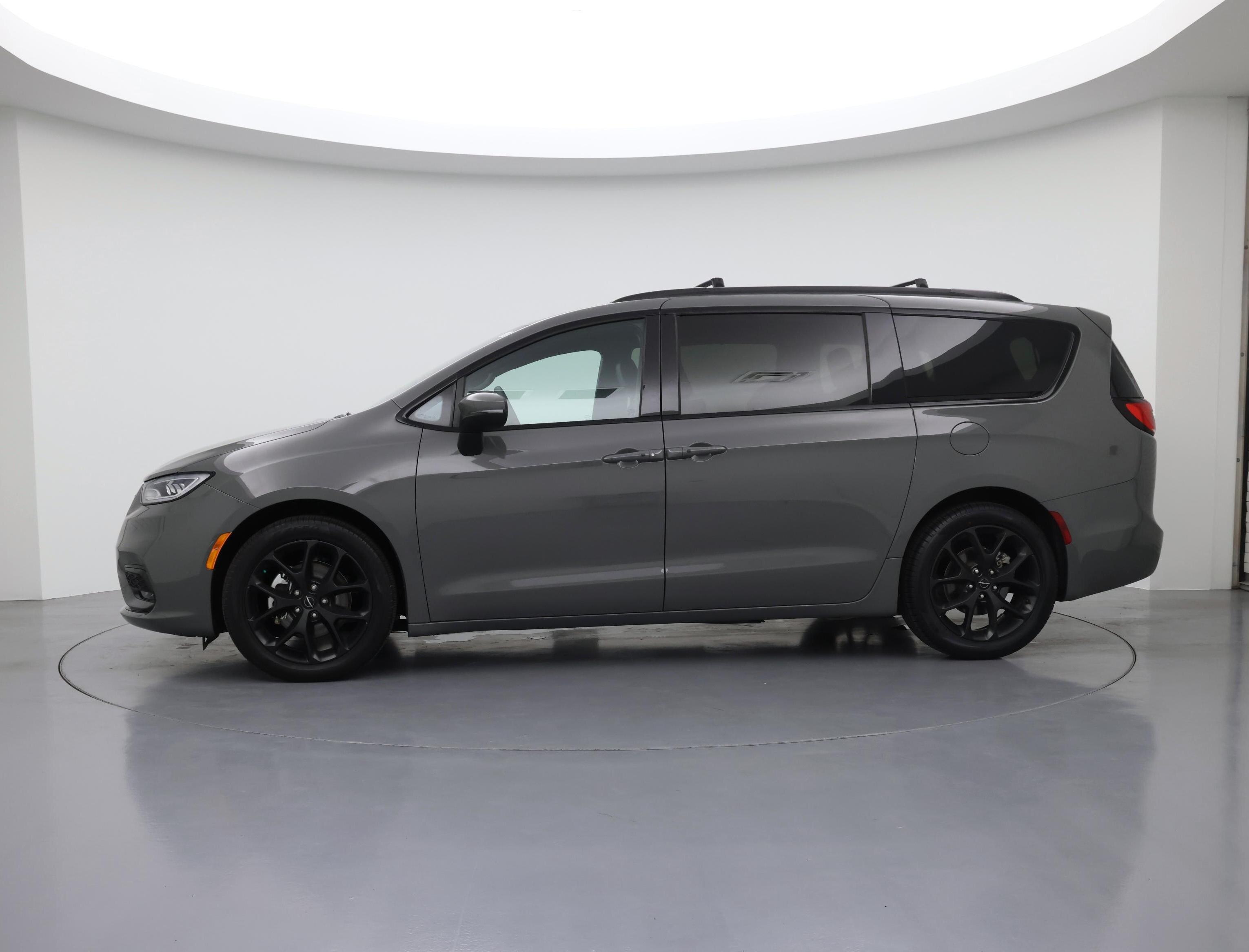 Thumbnail: 2023 Chrysler Pacifica - 3