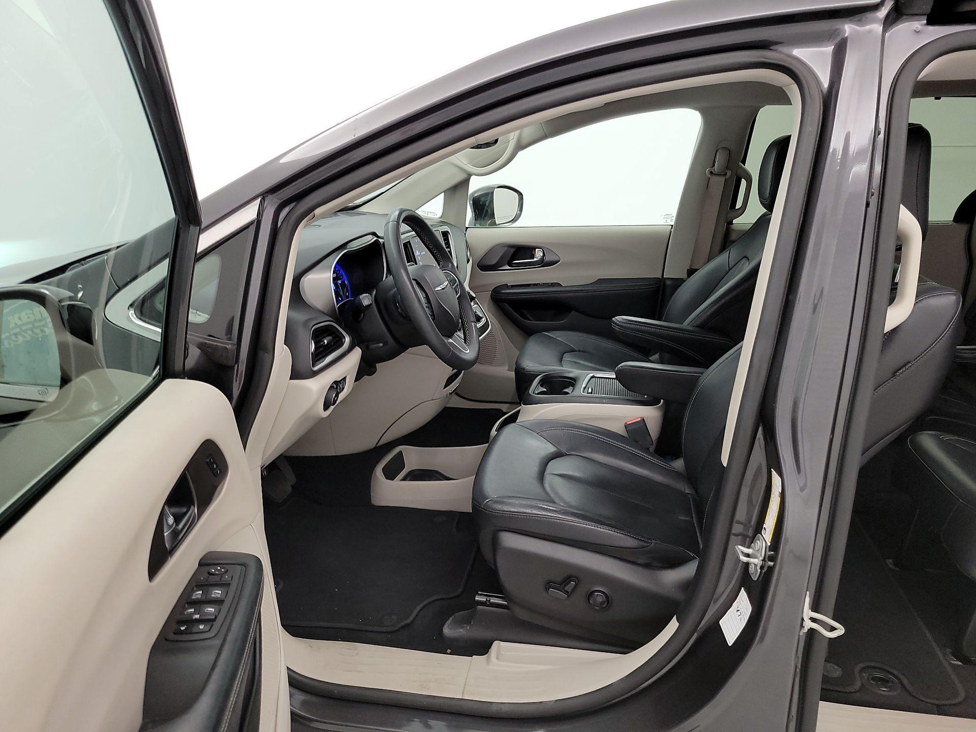 Thumbnail: 2022 Chrysler Pacifica - 11