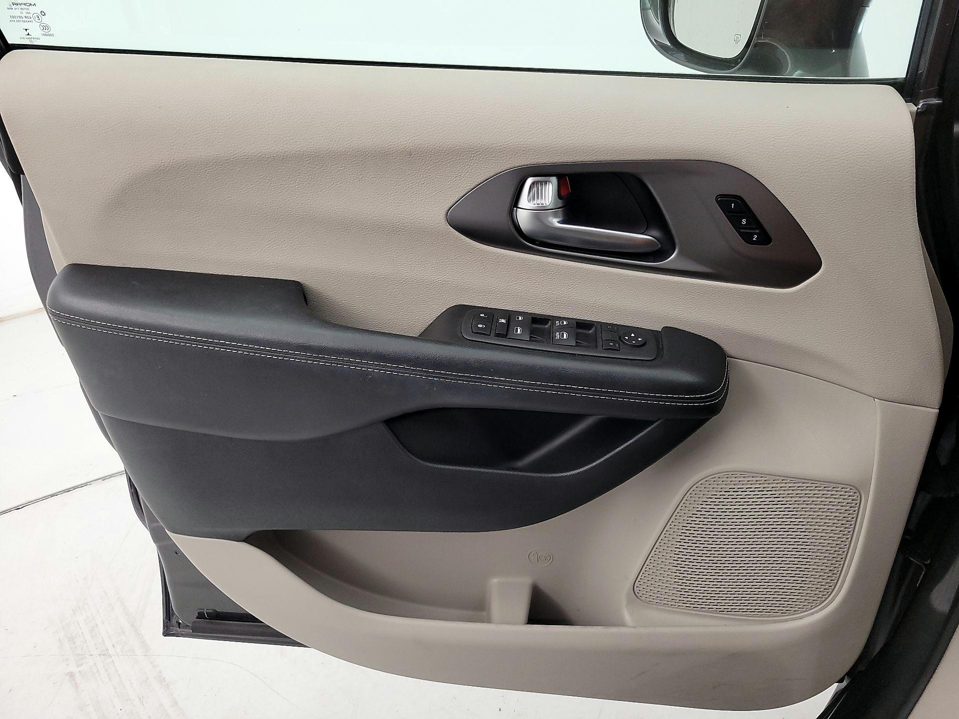 Thumbnail: 2022 Chrysler Pacifica - 12