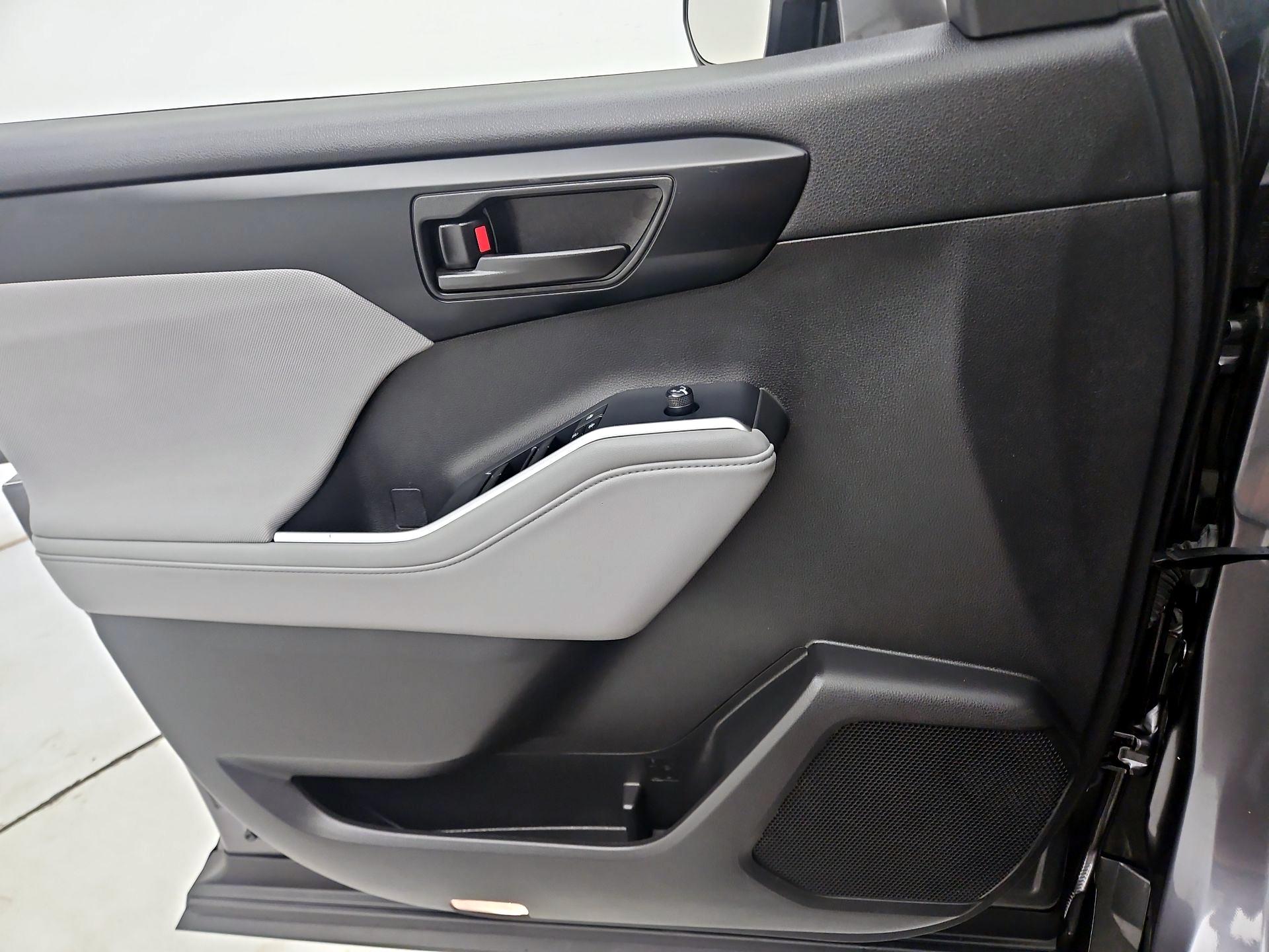 Thumbnail: 2022 Toyota Highlander - 12