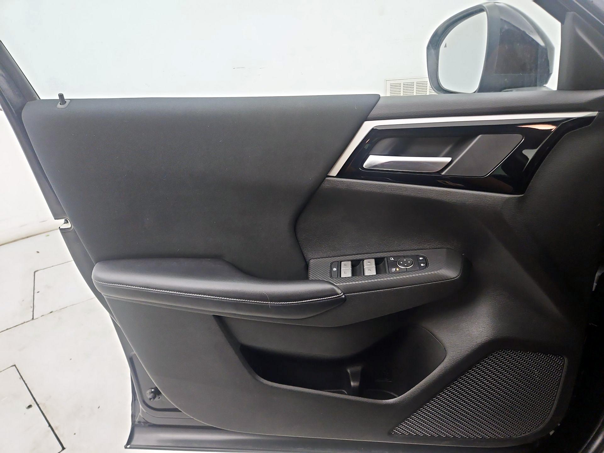 Thumbnail: 2023 Mitsubishi Outlander - 12