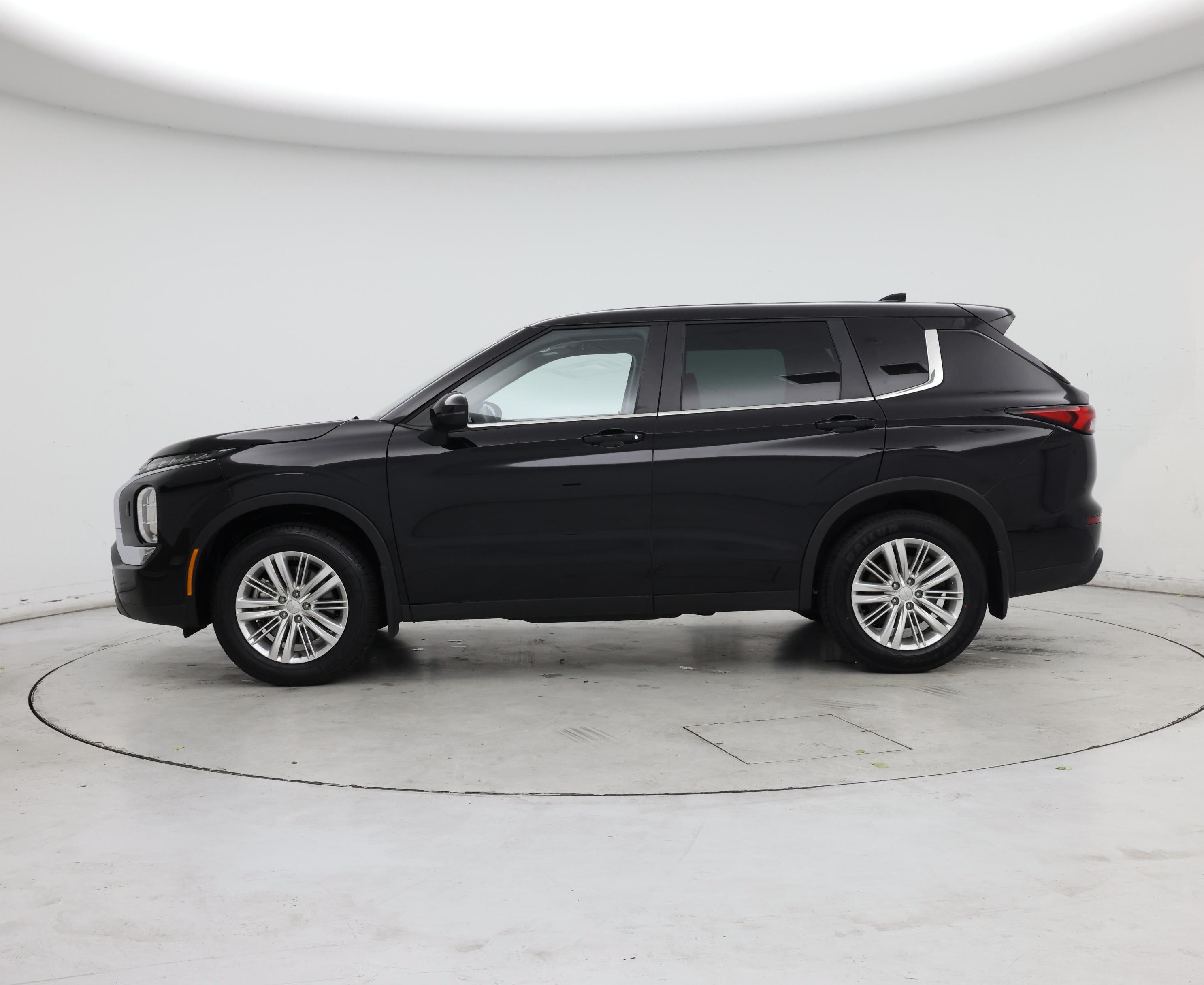 Thumbnail: 2023 Mitsubishi Outlander - 3