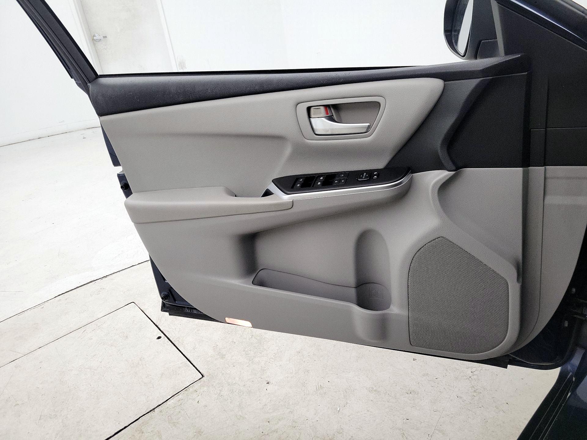 Thumbnail: 2015 Toyota Camry - 12